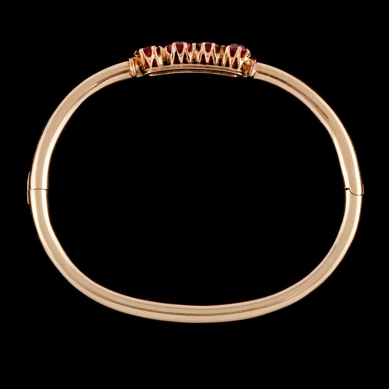 ARMBAND, 14k guld med 4 syntetiska rubiner, utländska stämplar. Vikt 10 g.