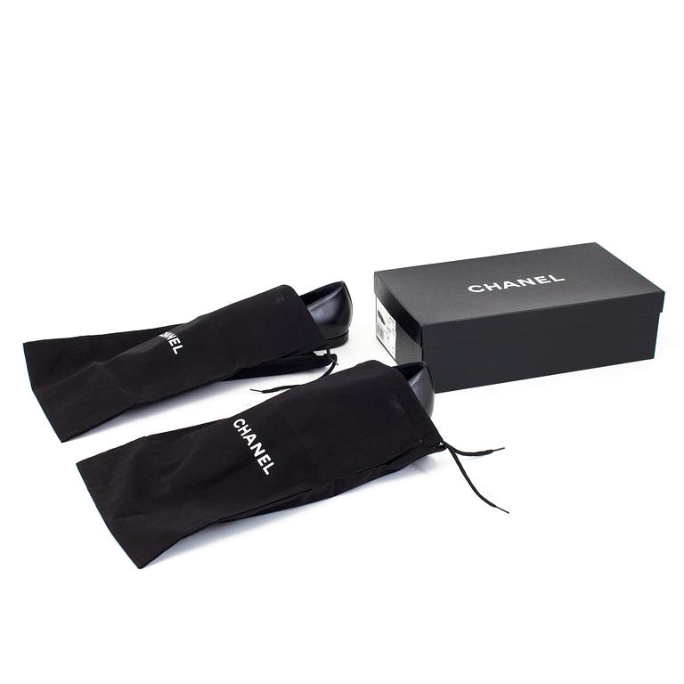 A pair of loafers by Chanel 2016, size 38.