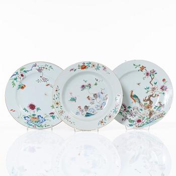 Tallrikar, tre stycken, porslin. Qingdynastin, 1700-tal.
