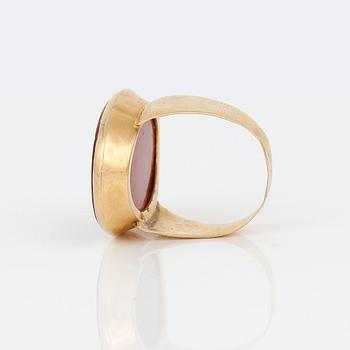 SIGILLRING, 18K guld med karneol, C A Eklund, Åmål, omkring sekelskiftet 1900-tals. Total vikt 10,86 g.