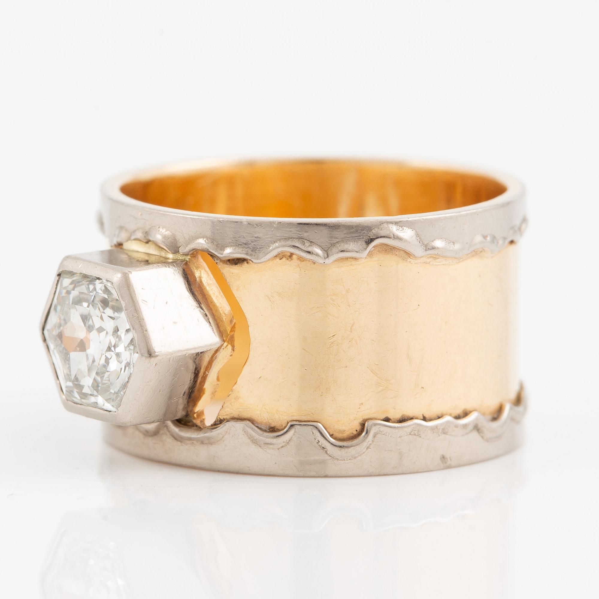 Ring, 18K guld med hexagonalslipad diamant, ca 1.58 ct.