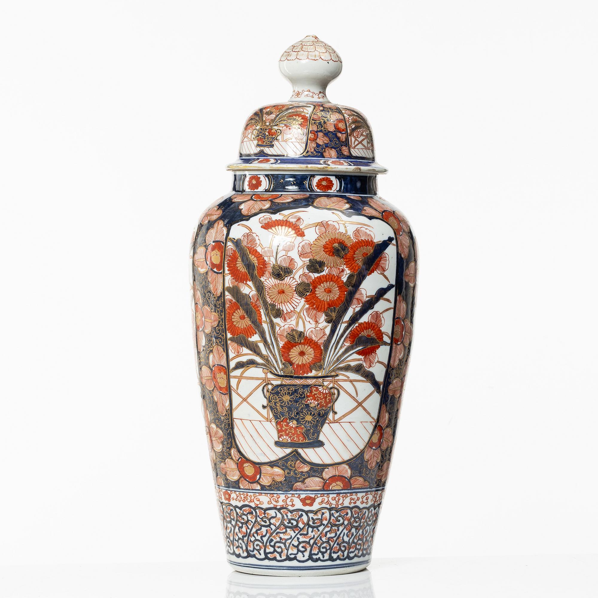 Prakturna med lock, porslin, Japan, Edo/Meiji, 1800-tal.