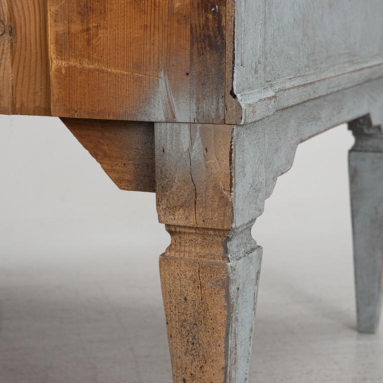 Chests of drawers, a pair, Gustavian style, 19th century.