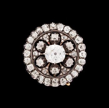 946. BROSCH, antikslipade diamanter, tot. ca 2.80 ct, varav mittsten ca 1.25 ct. 1800-talets andra hälft.