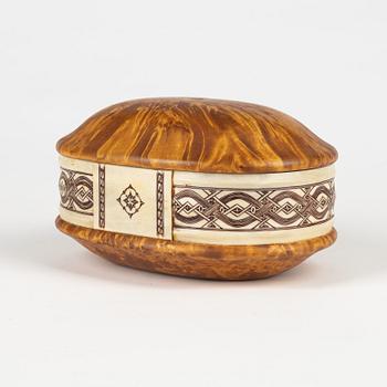 A birch and reindeer horn box with lid by Esse Poggats, signed and dated 80.