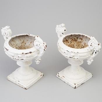 TRÄDGÅRDSURNOR, ett par, 1900-talets början.