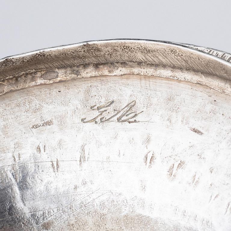 Abraham Hamnqvist, sockerskål med lock, silver, Åmål 1819, och strösked, Bengt Hallberg, Karlstad (1825-1830 (39)).