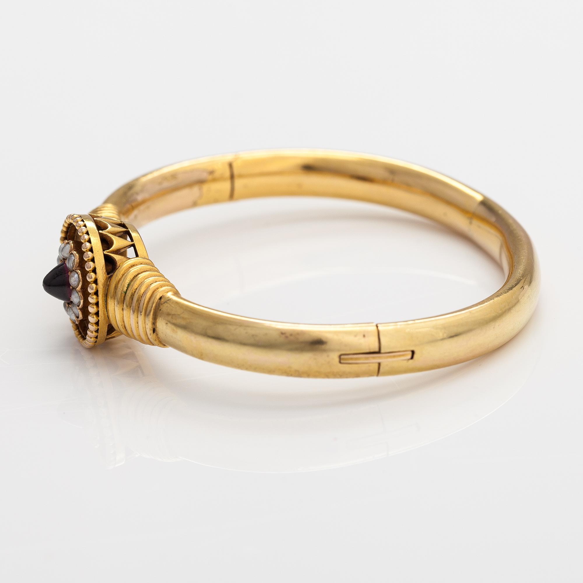 A Tillander, Armband, 14K guld, granat och pärlor. S:t Petersburg, tidigt 1900-tal.