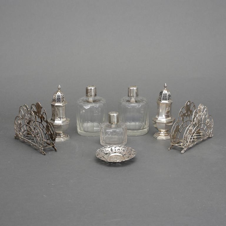 PARTI DIVERSE, silver, ströare, servetthållare, flakonger och fat, 291 gram, exklusive flakonger i glas   m silverpropp.