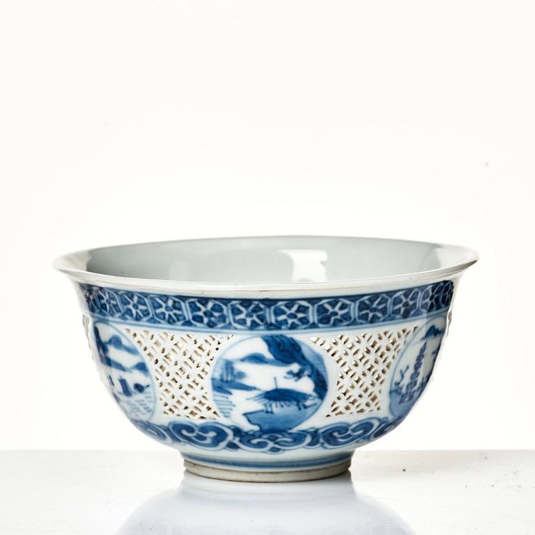 A blue and white bowl, Qing dynasty, Kangxi (1662-1722).