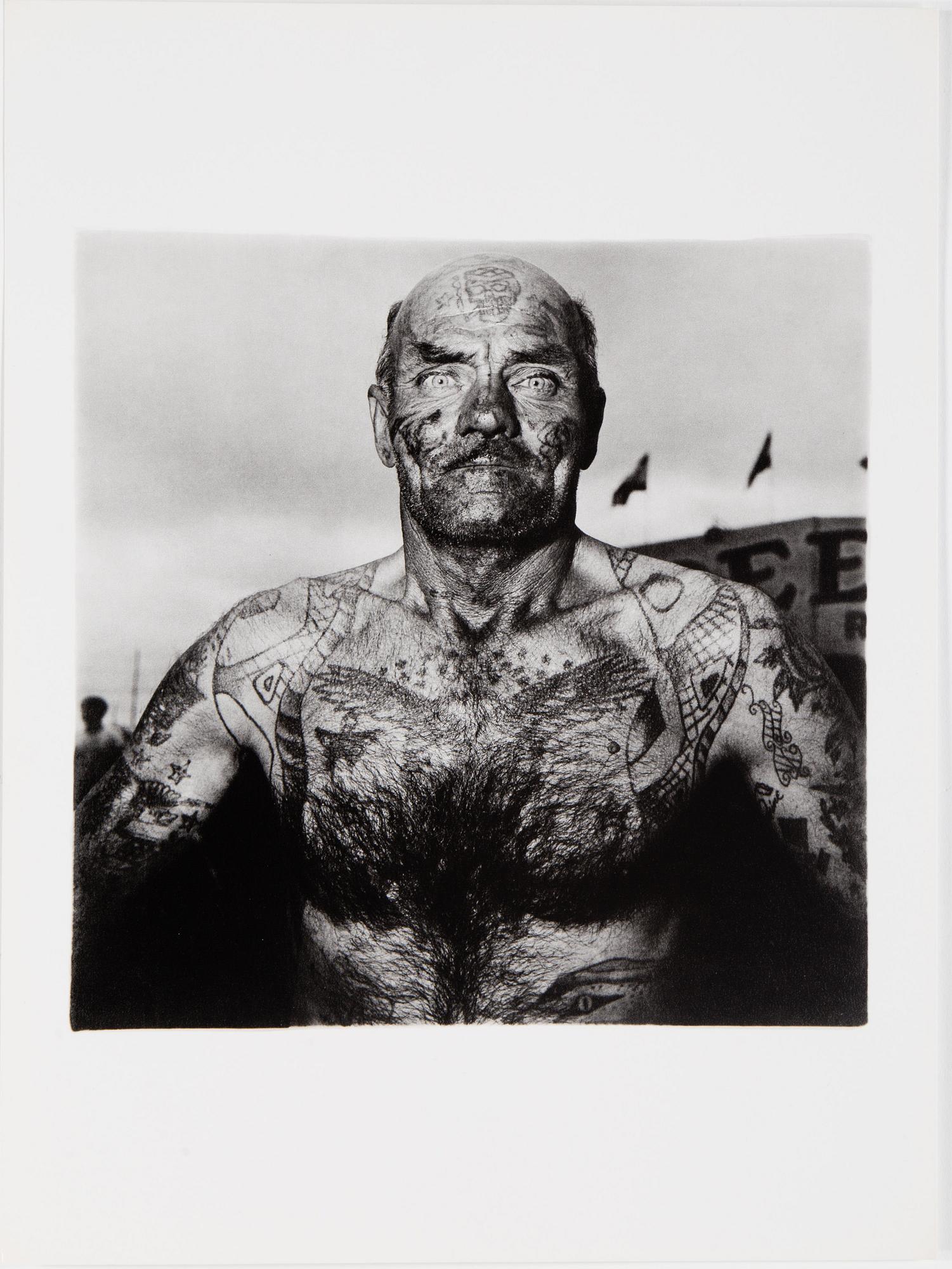 DIANE ARBUS, Portfolio with 12 heliogravures published by Electa in 1979. Numbered 26/1000.