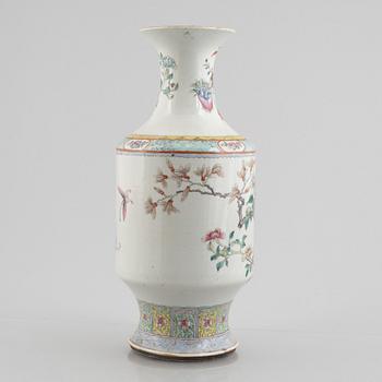 A porcelain urn, China, late Qing dynasty, around 1900.