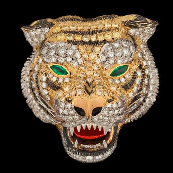 716. ASPREY & CO, hängsmycke, i form av tigerhuvud besatt med vita och fancy gula briljantslipade diamanter, tot. ca 3.50 ct.