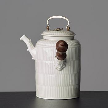 A Meissen chocholat pot with cover, 18th Century.