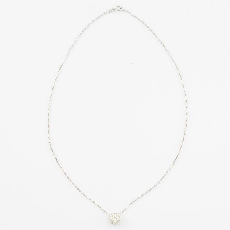Collier 18K vitguld med briljantslipad diamant.
