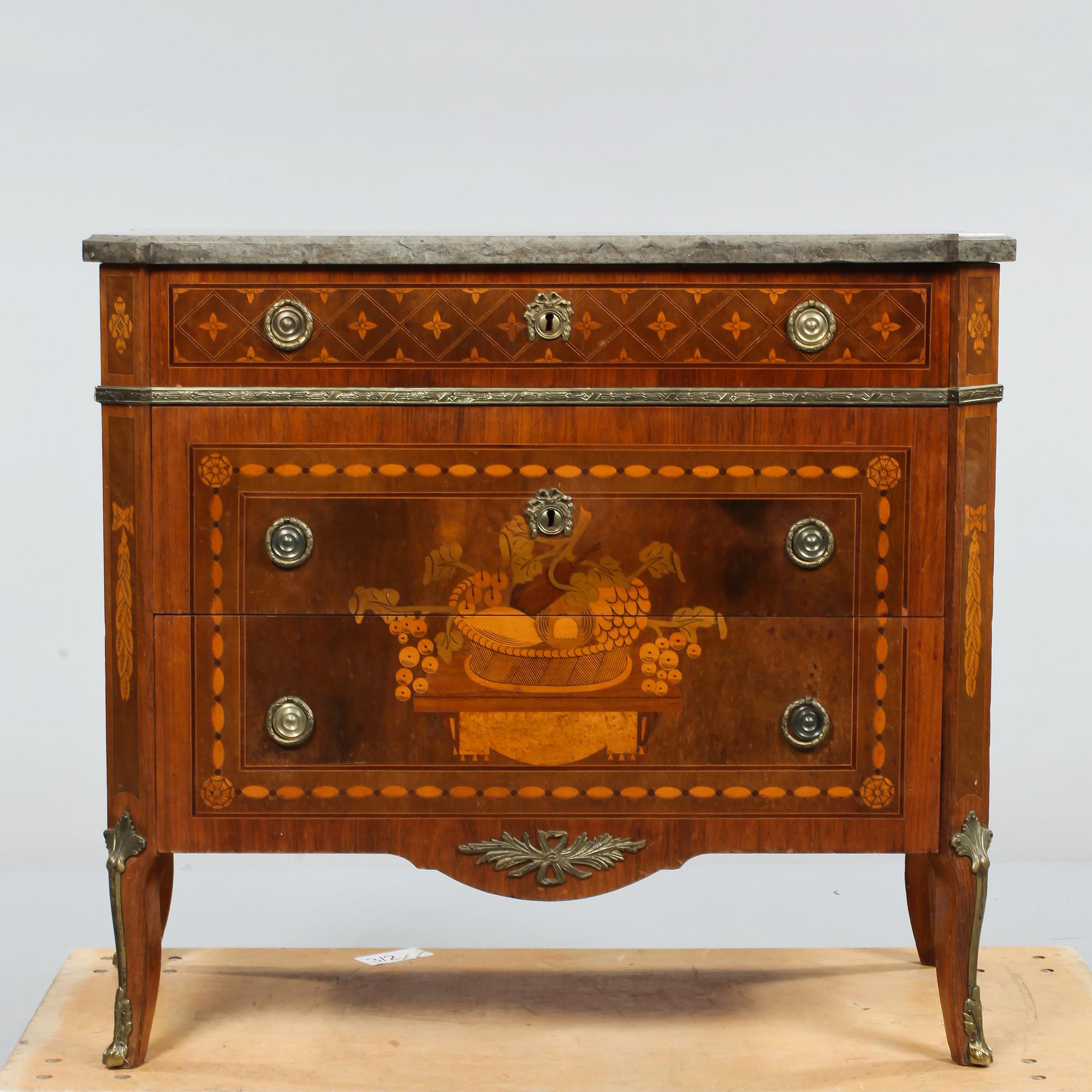 BYRÅ, gustaviansk stil, 1900-talets första hälft.