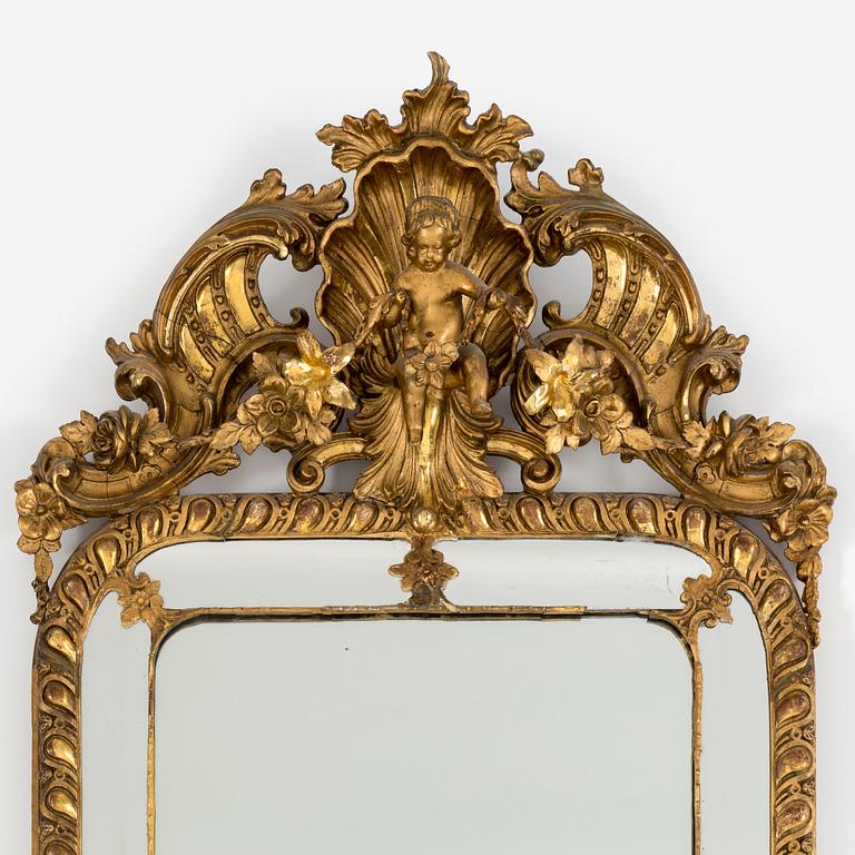 SPEGEL, rokokostil, omkring 1900, Träskuren och pastellagedekor. Förgylld och bronserad.