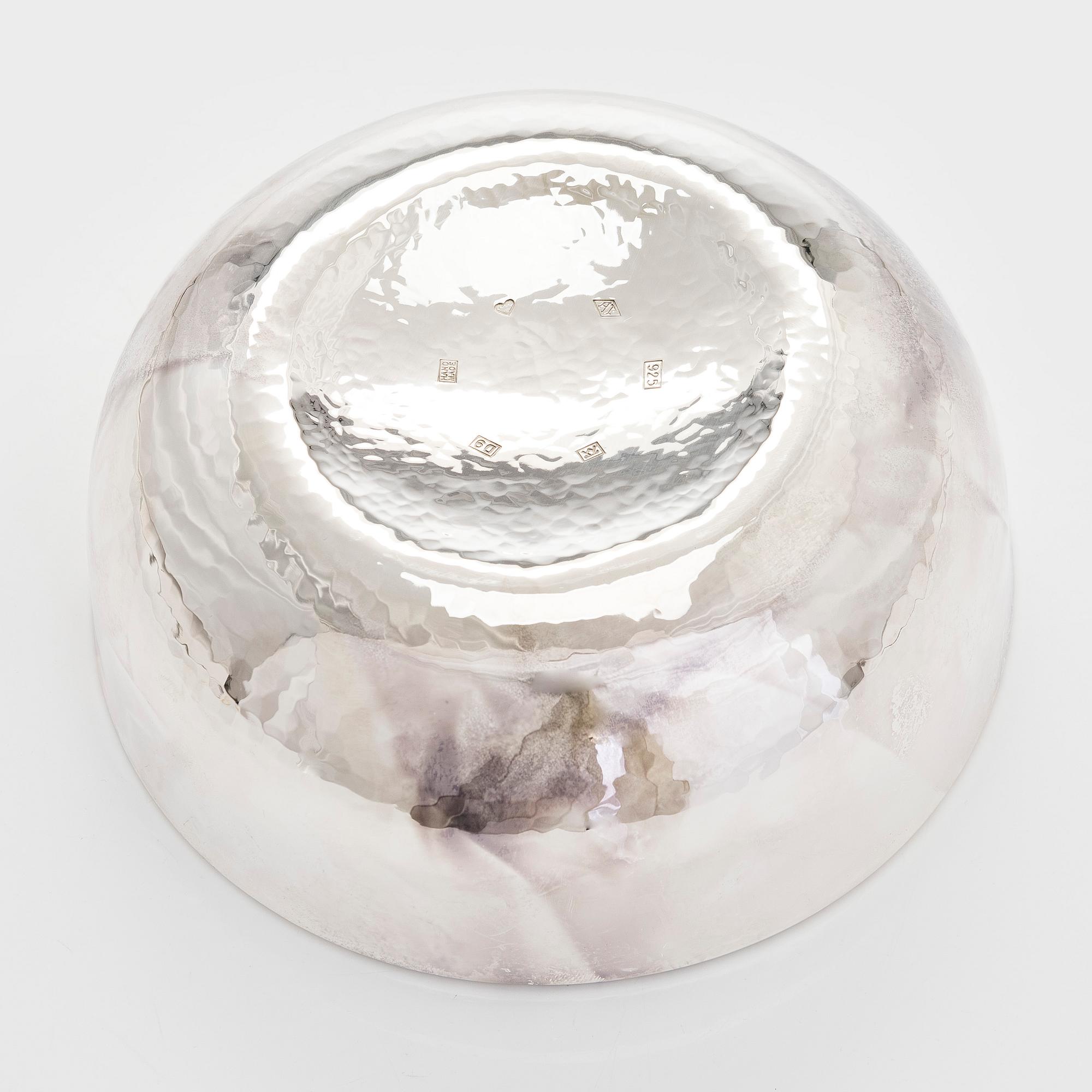 A. Tillander, skål, sterlingsilver och emalj, Åbo 2005.