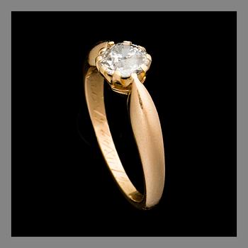 A RING, 18K gold, old cut diamond c. 1.00 ct. Samuel Koskiniemi, Vaasa. Late 19th century. Weight 4,2 g.