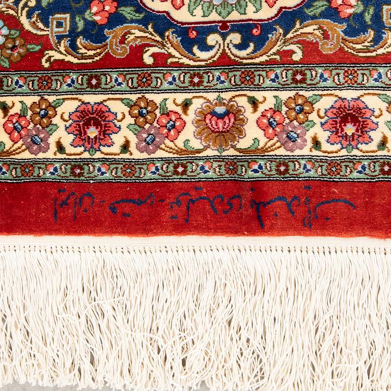 A sillk Qum carpet, Central Persia, signerad 310 x 197 cm.