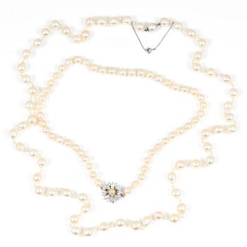 PÄRLCOLLIER, 2 st, silverlås, 1900-tal.