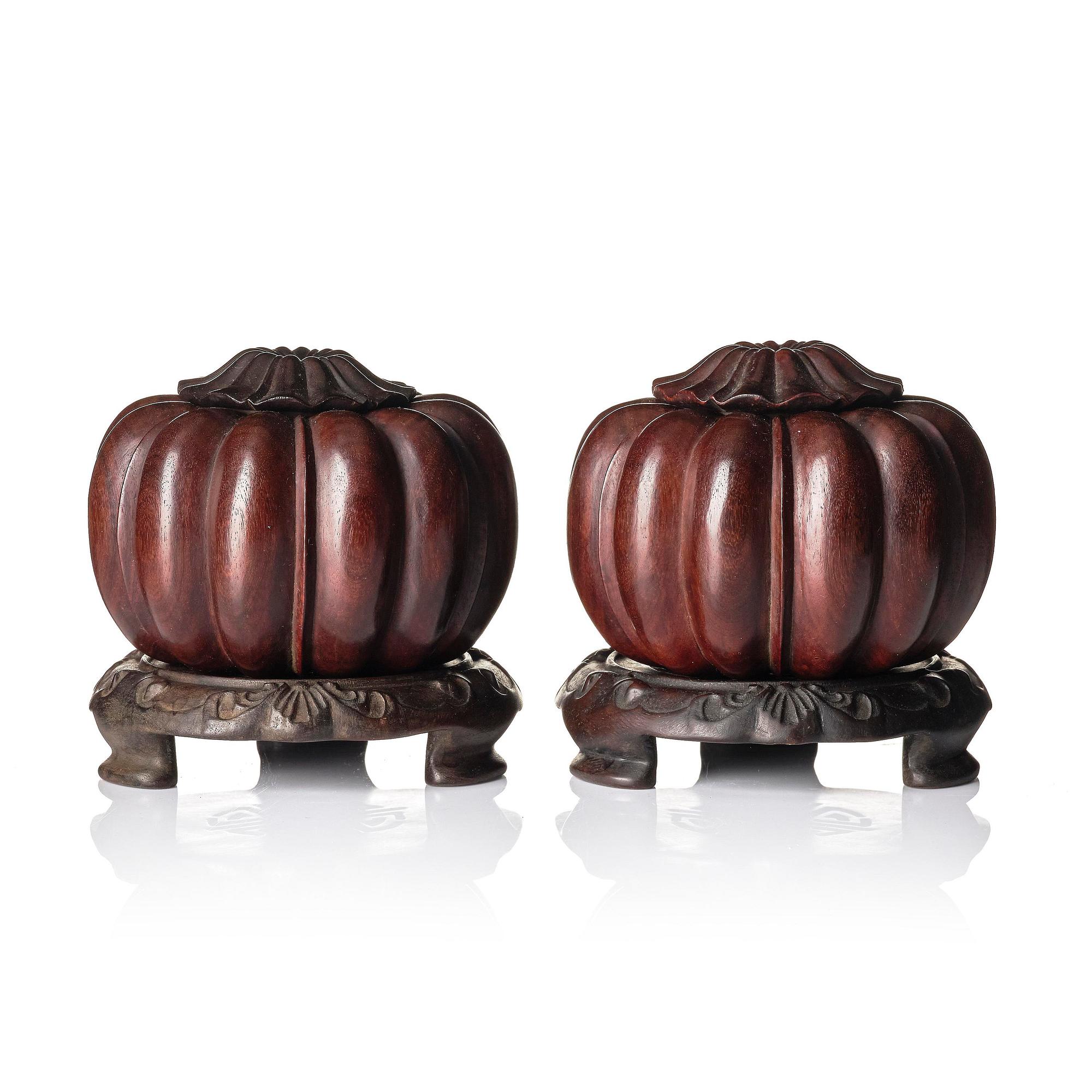 Weiqiaskar med lock, ett par, hardwood. Kina, troligen Republik.