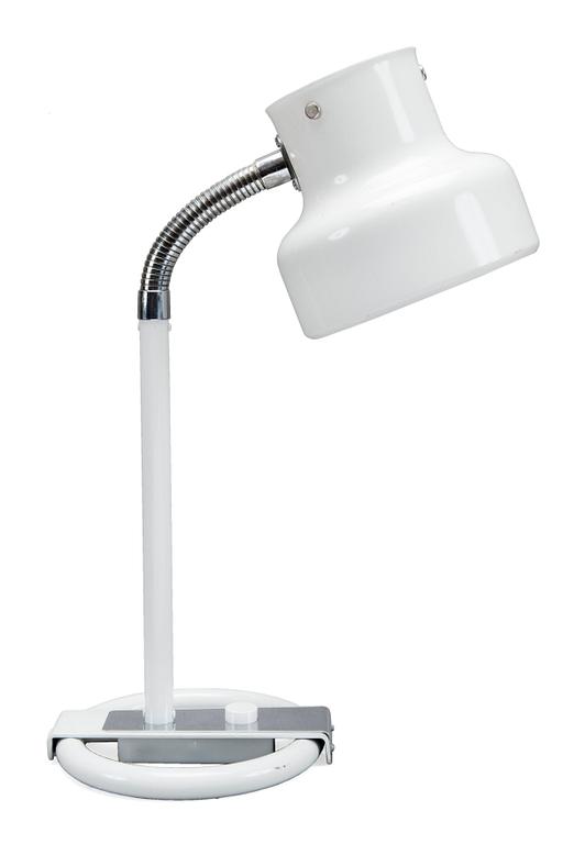 A WHITE LACQUERED METAL AND PLASTIC TABLE LAMP.
