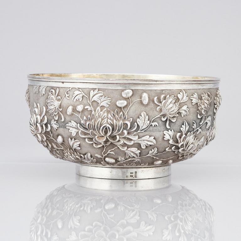 A Chinese Export silver bowl, marked Wang Hing, circa 1900. Weight 790 gram.