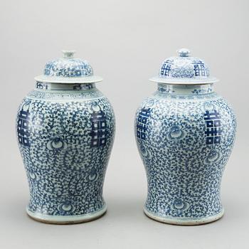 A pair of Chinese blue and white lid urns, turn of the cenntury 1900.