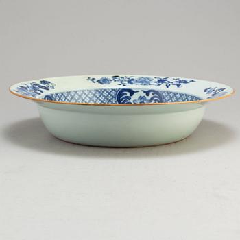 A large blue and white export porcelain bowl, Qing dynasty, Qianlong (1736-95).