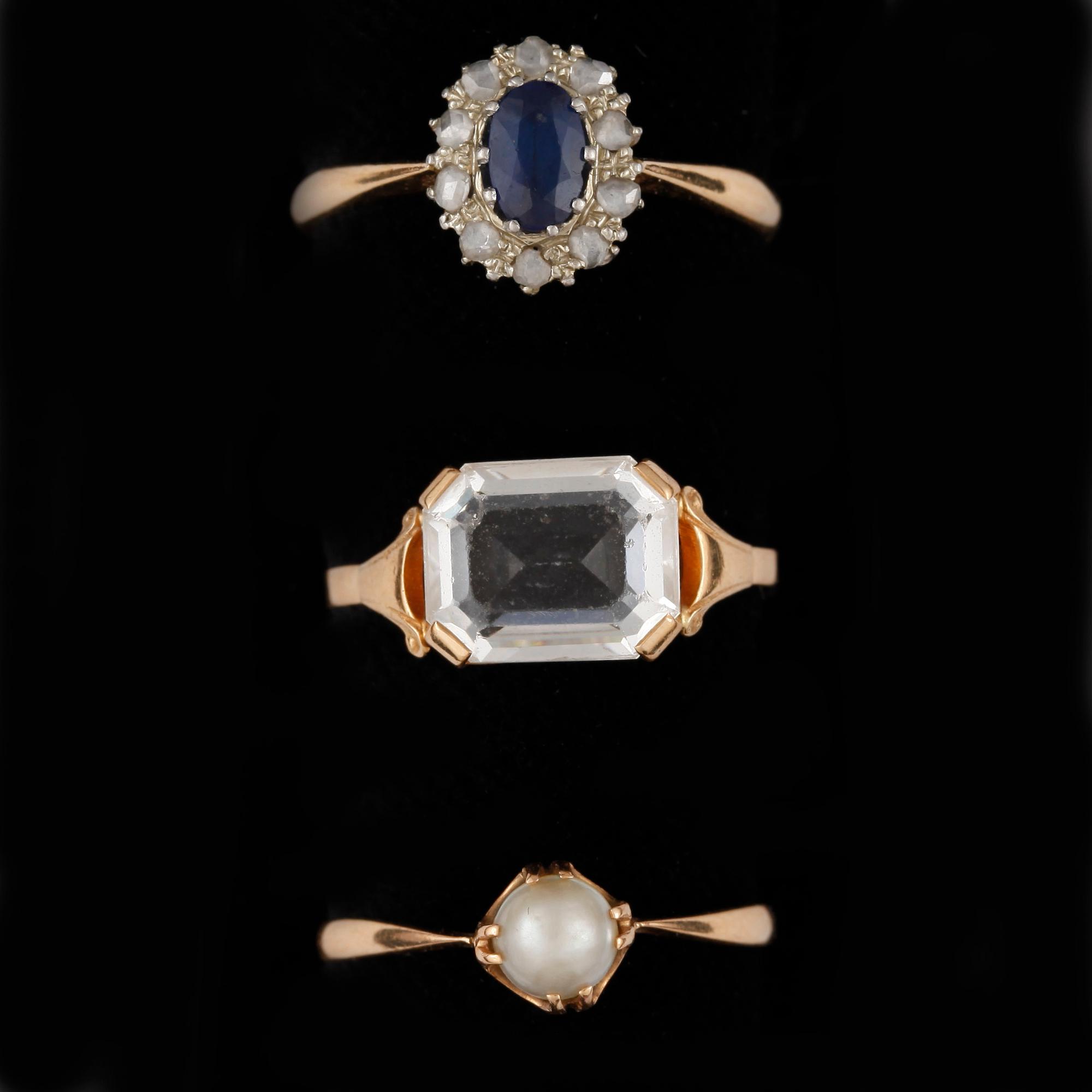 RINGAR, 3 st, 18k guld med bergskristall, safir, pärla. Total vikt ca 6,2 gram.