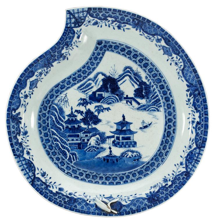 A blue and white serving dish, Qing dynasty.