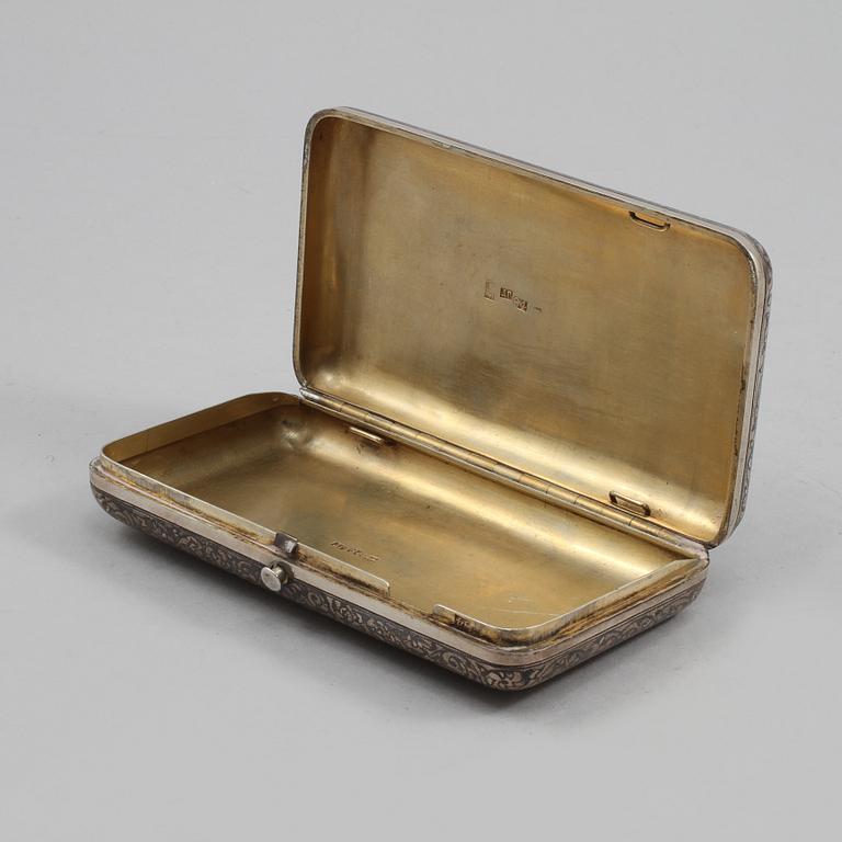 CIGARETTETUI, silver, Ryssland, 1871, vikt 203 gram.