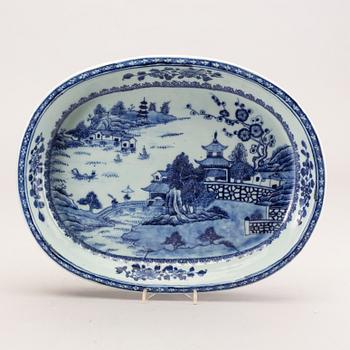 A Chinese blue and white serving dish, Qing dynasty, Qianlong (1736-95).