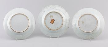 TALLRIKAR, 3 st snarlika, porslin, Kina, Qianlong 1736-1795.