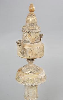 PIEDESTAL MED URNA, 4 delar, alabaster, 1900-tal.