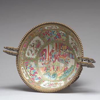 BÅLSKÅL, porslin. Qingdynastin, Kanton, 1800-tal.