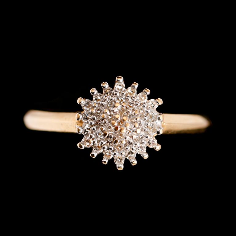 RING, 18 k guld, diamanter. Total vikt ca 4 gr.