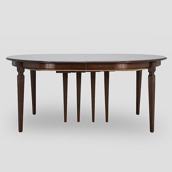 A dining table, Hepplewhite style, later half of the 20th century.