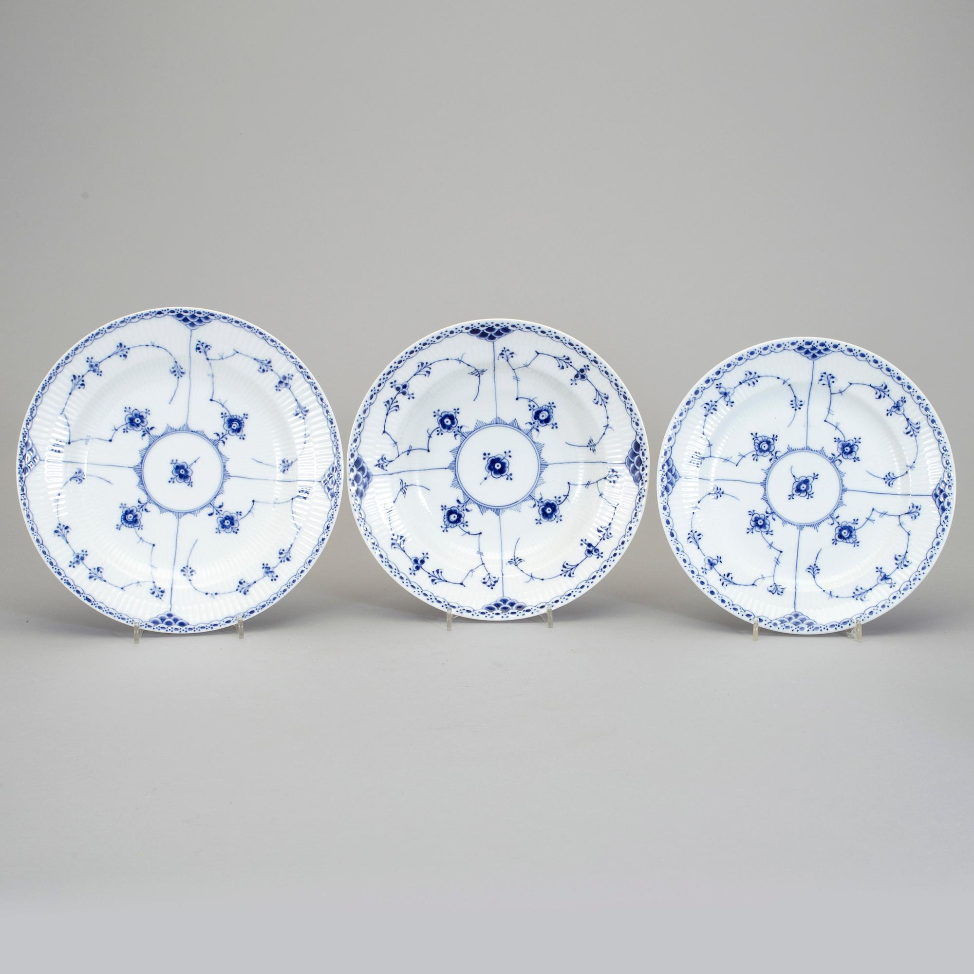 SERVISDELAR, 58 st, porslin, "Musselmalet", främst Royal Copenhagen, Danmark.