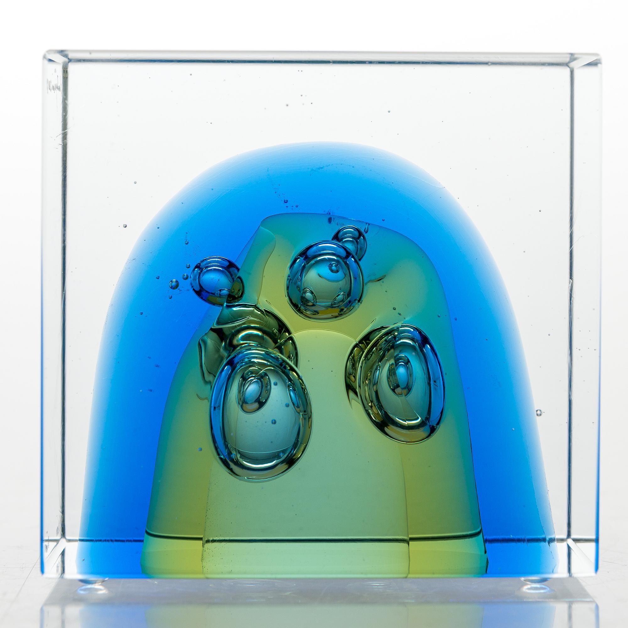 OIVA TOIKKA, a glass cube signed Oiva Toikka Nuutajärvi 2007 517/2000.