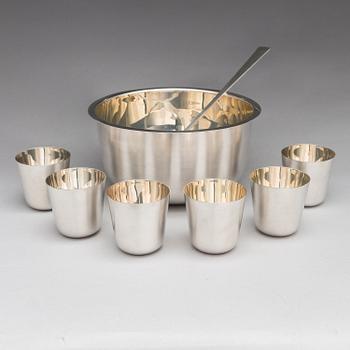 Pekka Piekäinen, A silver punch bowl with ladle and six beakers, marked PP, Auran Kultaseppä, Turku 1975-76.