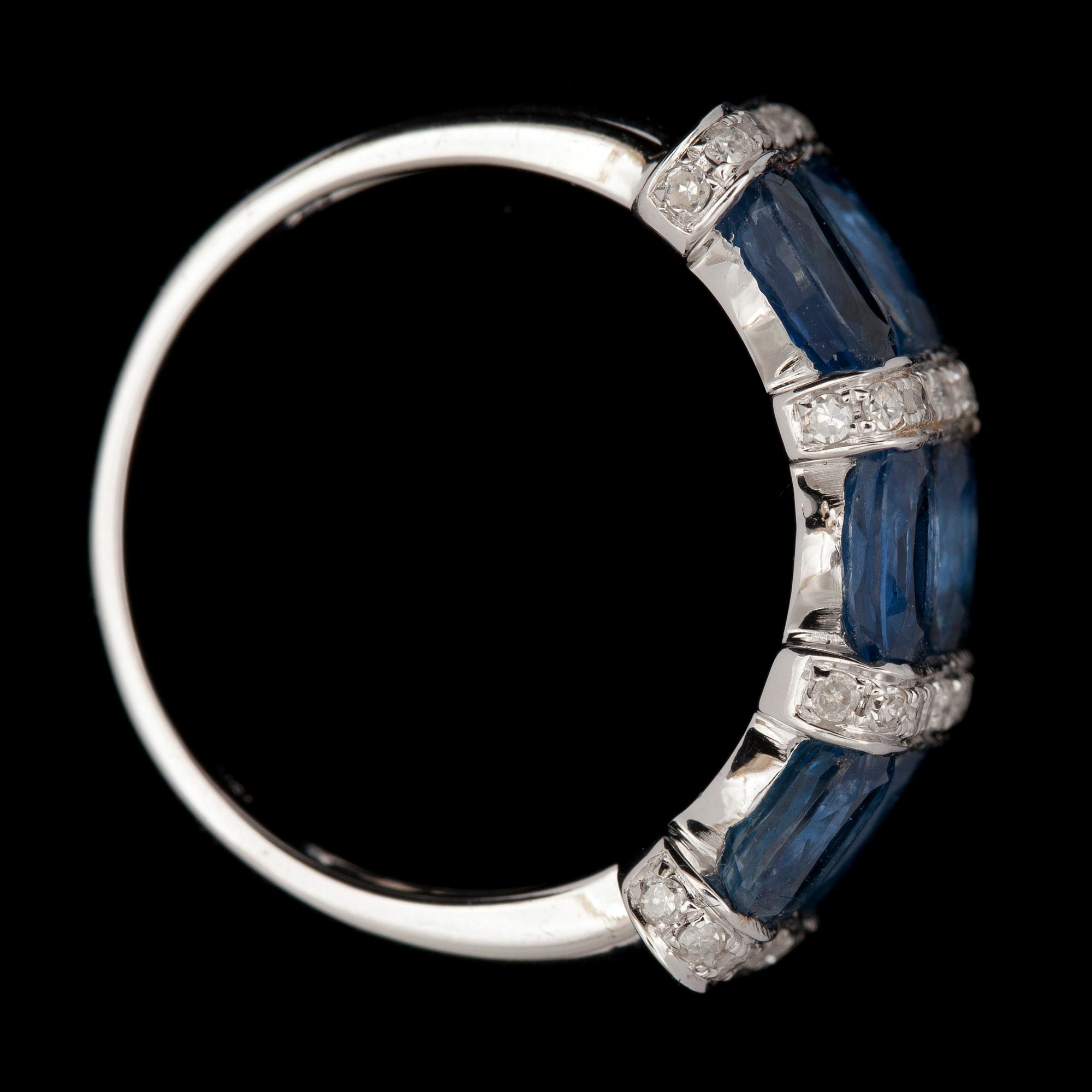 RING, 18K vitguld med 6 ovala blå safirer tot ca 2,45ct samt små briljantslipade diamanter. Vikt ca 4g.
