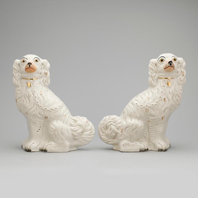 FIGURINER, ett par, flintgods, England, tidigt 1900-tal.