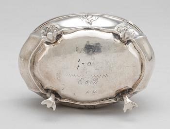 SOCKERSKRIN, silver, av Gustaf Stafhell d ä. Stockholm 1755. Rokoko. 240g.
