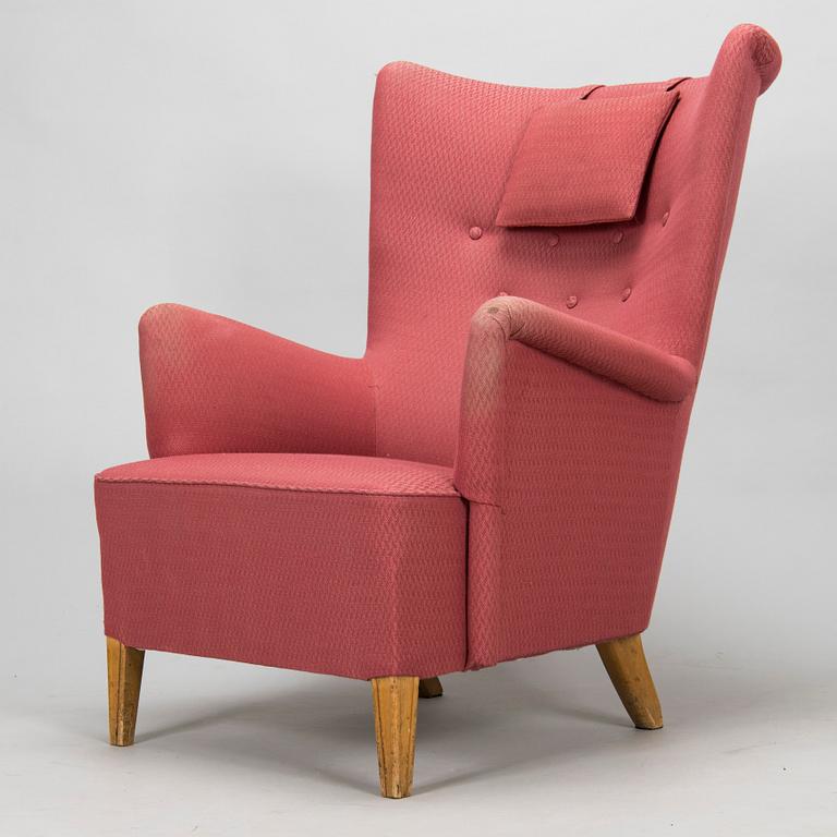 A mid-20th century armchair.