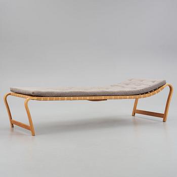 Bruno Mathsson, a Swedish Modern 'Paris' beech daybed, Firma Karl Mathsson Värnamo Sweden, 1940's.