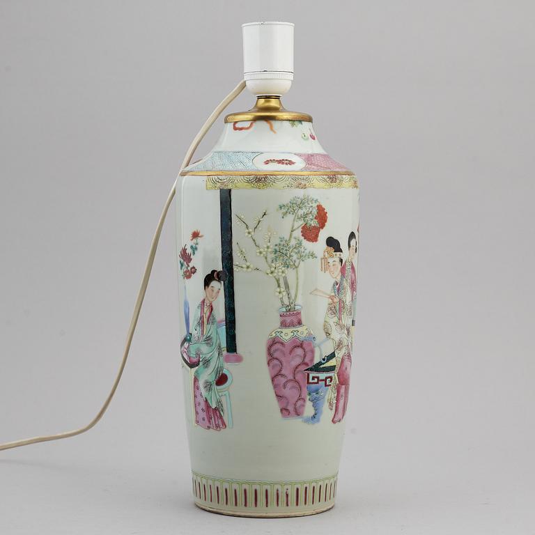 A famille rose vase, turned into a tablelamp, Qing dynasty, 19th century.