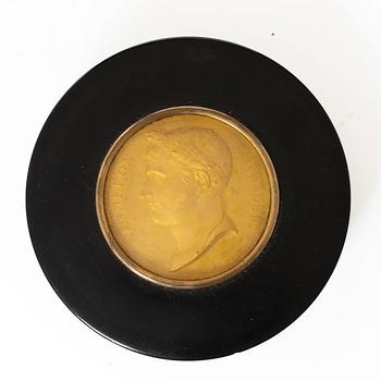 A French lacque noir, tortoiseshell and ormolu snuffbox with a medallion after Claude Galle, early 19th century.