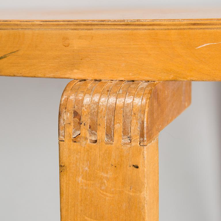 Alvar Aalto, pöytä "73" ja tuoleja, 4 kpl, malli 69, O.Y. Huonekalu-ja Rakennustyötehdas A.B. 1940-luku.